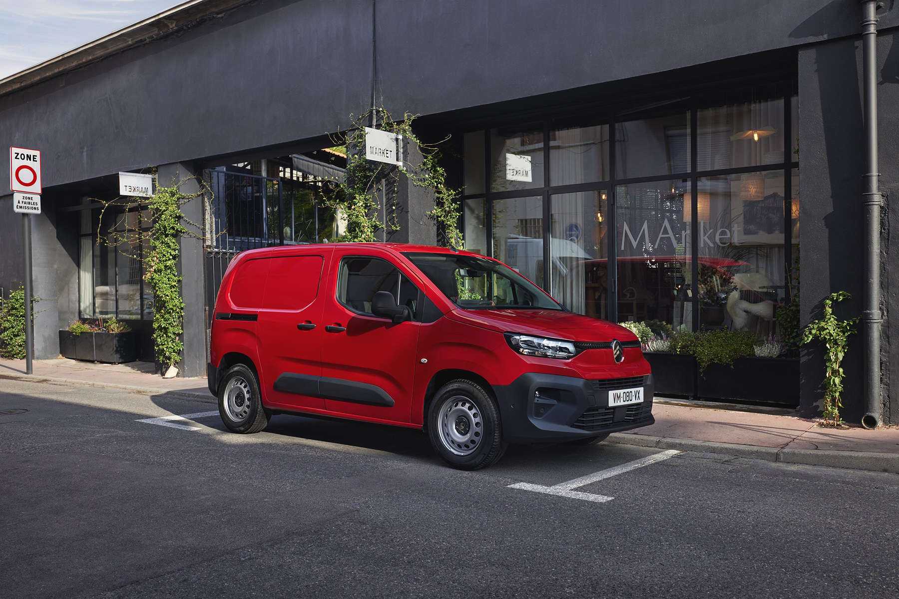 Новий CITROЁN Berlingo, вигляд спереду з правого боку біля магазину
