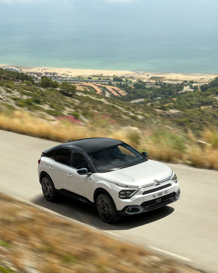 Citroën C4 X іде по трасі над морем