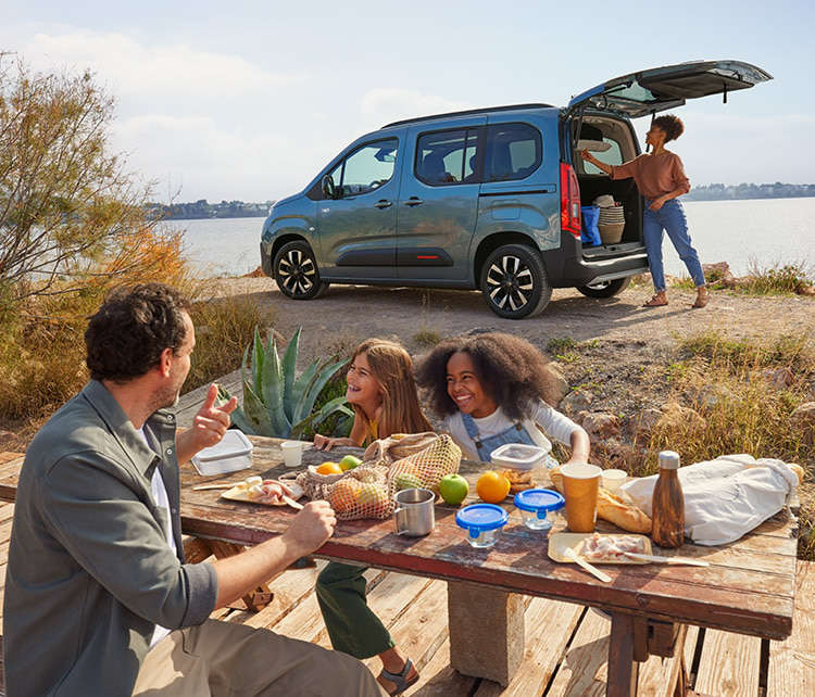 Сімʼя відпочиває на природі разом з Citroën Berlingo