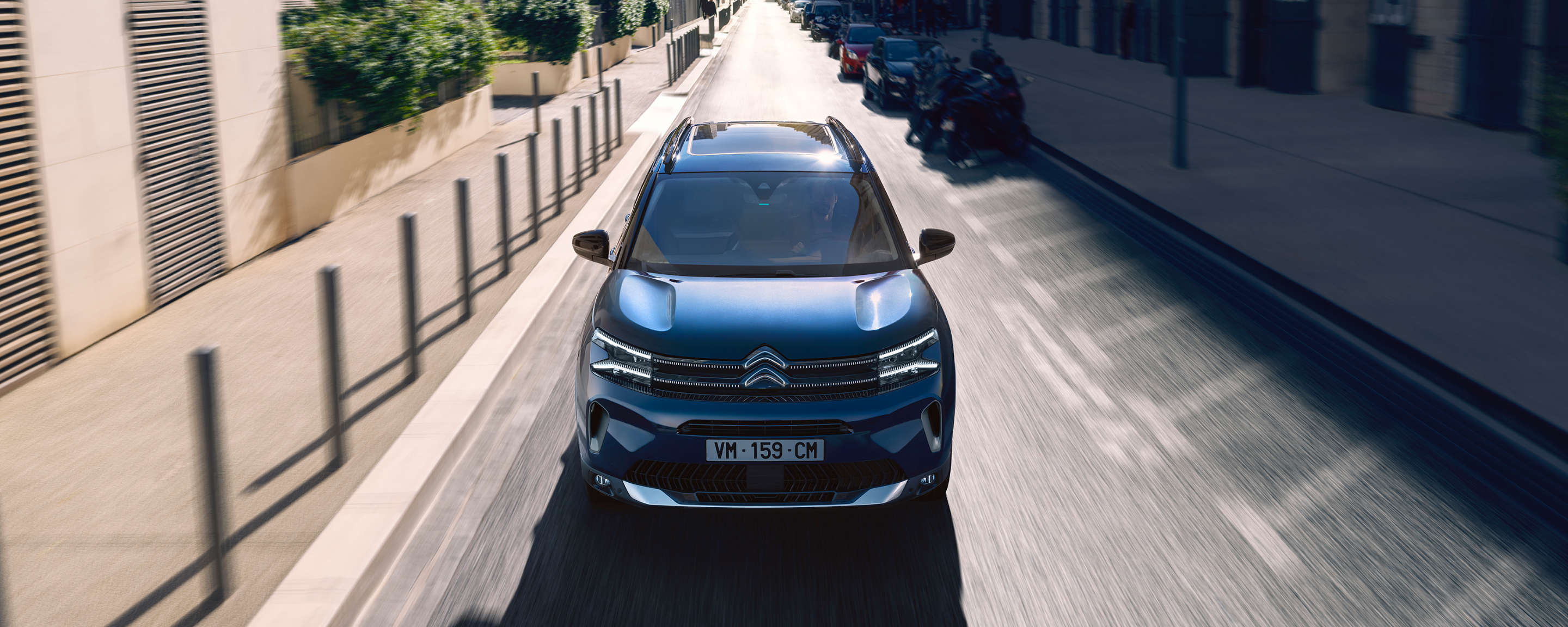 Синій Citroën C5 Aircross на дорозі у місті, вигляд спереду