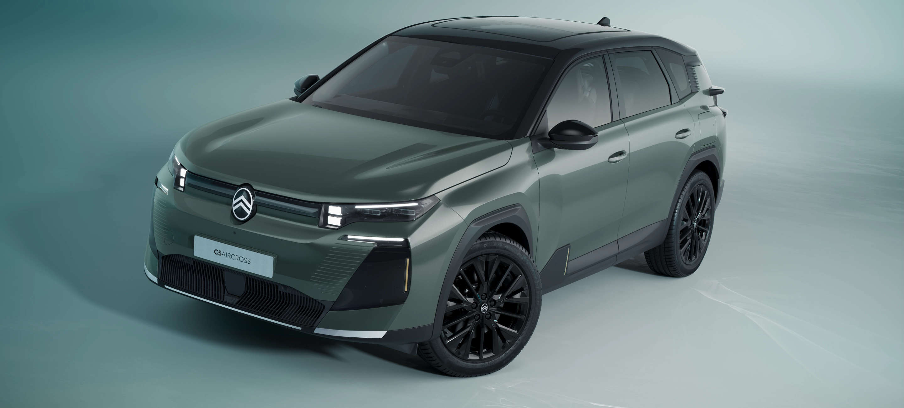 Citroën C5 Aircross з увімкненими світлодіодними фарами