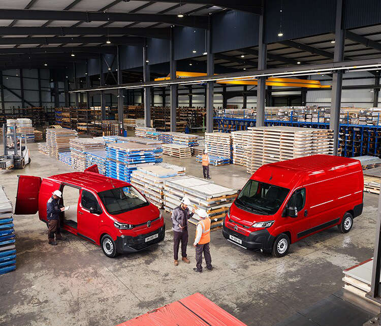 Новий фургон Citroën Jumper стоїть на складі